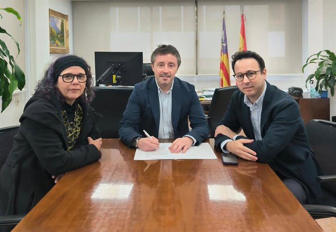 El director general del IbSalut, Javier Ureña, y el presidente de Disfam, Iñaki Muñoz, en la firma del convenio.