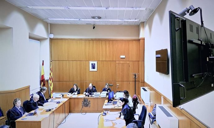 Juicio a tres acusados de asaltar con pistola una casa de Badalona para robar una plantación de marihuana y cobrarse una deuda de 3.000 euros. En la Audiencia de Barcelona el 9 de enero de 2024.