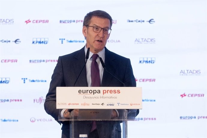 El líder del PP, Alberto Núñez Feijóo, presenta al candidato del PP a la Xunta de Galicia, durante un Desayuno Informativo de Europa Press, en el Hotel Rosewood Villa Magna, a 8 de enero de 2024, en Madrid (España).