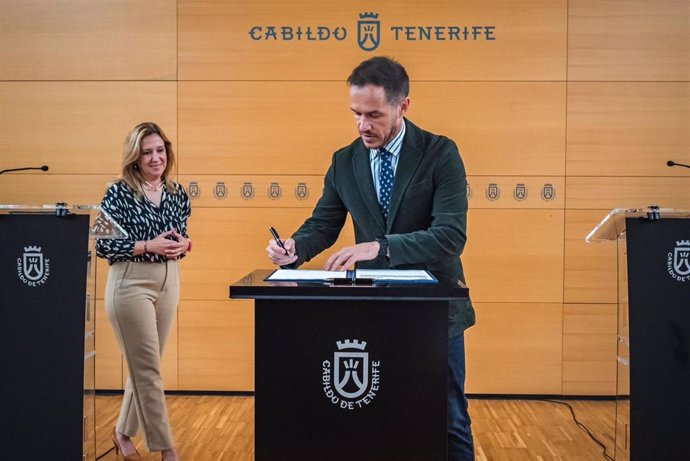 El consejero de Transición Ecológica del Gobierno de Canarias, Mariano Hernández, firma dos convenios para la protección natural de Tenerife ante la mirada de la presidenta del Cabildo de Tenerife, Rosa Dávila