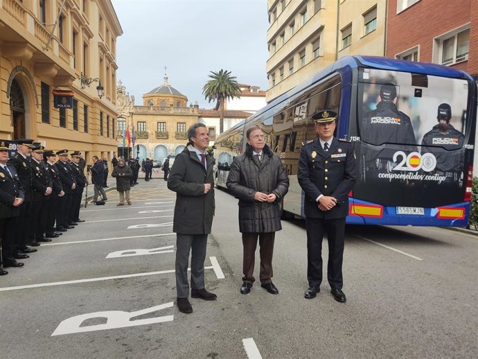 Autobús TUA conmemorativo de los 200 años de la Policía Nacional.