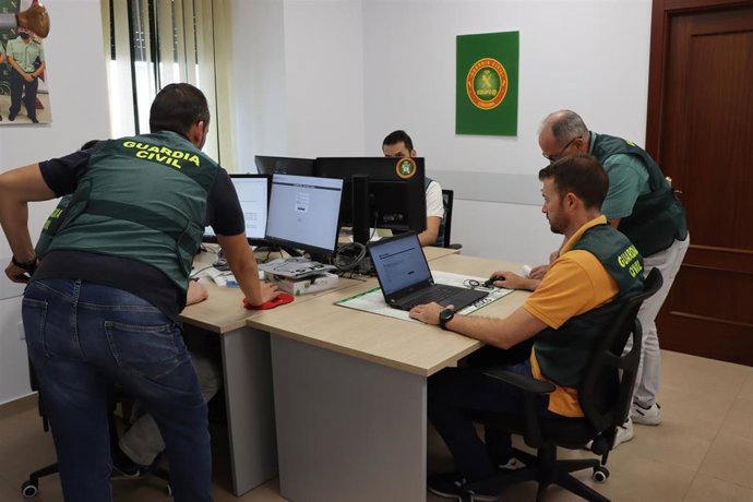 Equipo @ de la Guardia Civil en Córdoba.