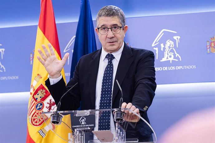 El portavoz del PSOE en el Congreso, Patxi López, ofrece una rueda de prensa posterior a la Junta de Portavoces, en el Congreso de los Diputados, a 19 de diciembre de 2023, en Madrid (España).