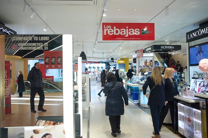 Varias personas, en los primeros minutos de rebajas, en El Corte Inglés de la calle Preciados, a 7 de enero de 2024, en Madrid (España). La campaña de Navidad y de rebajas ha marcado un incremento notable en empleo, ya que ha creado cerca de 28.532 pues