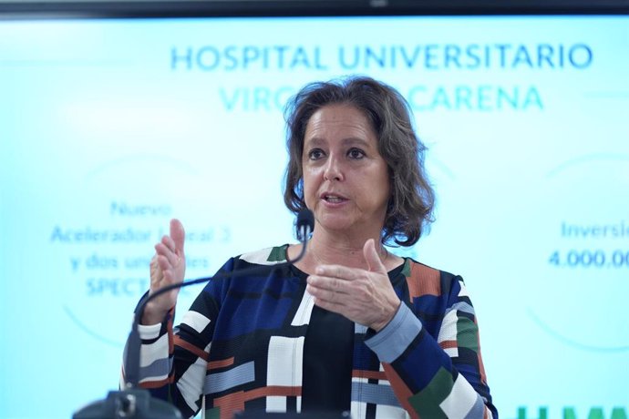 La consejera de Salud y Consumo, Catalina García, ha visitado el nuevo acelerador lineal ALE 3 y el nuevo equipo híbrido SPECT TAC del Hospital Universitario Virgen Macarena de Sevilla