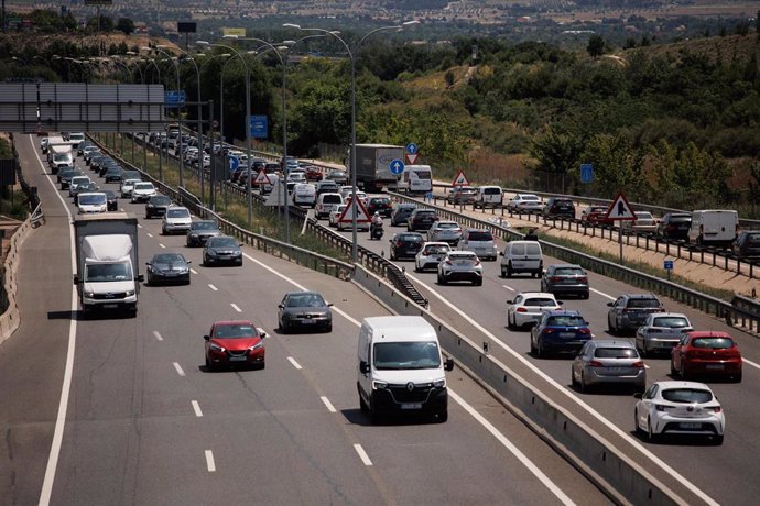 Archivo - Decenas de coches en la autovía A3, el primer día de la Operación Especial del Verano, a 30 de junio de 2023, en Madrid (España). DGT prevé 95 millones de desplazamientos de largo recorrido por carretera para este verano, un 1,75% más que los 