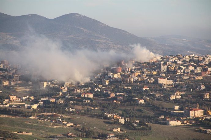 Columna de humo tras un bombardeo de Israel contra Jiam, en el sur de Líbano (archivo)