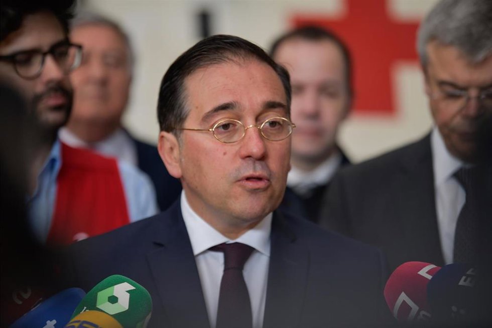 El ministro de Asuntos Exteriores, Unión Europea y Cooperación, José Manuel Albares, ofrece declaraciones durante una visita a las instalaciones de la empresa Tecnove, a 8 de enero de 2024, en Herencia, Ciudad Real, Castilla La-Mancha (España). T