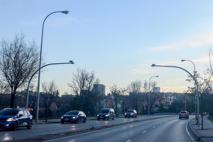 Varios coches pasan junto a un radar de tramo en la calle Sinesio Delgado,