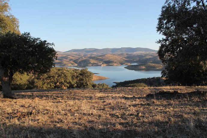 Archivo - Vista del embalse Montero desde el volcán del Alhorín