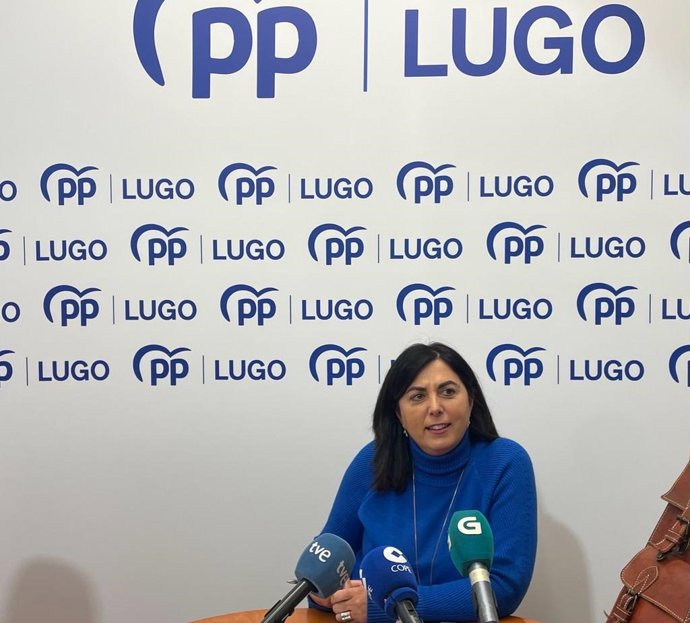 La portavoz municipal del PP de Lugo, Elena Candia, durante la rueda de prensa convocada este martes para evaluar el anuncio de la dimisión de la alcadesa Lara Méndez. En Lugo, a 9 de enero de 2024.