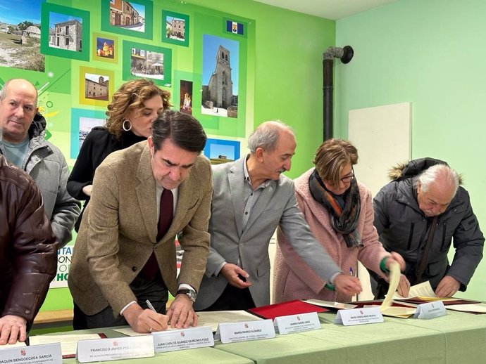 Momento de la firma de adhesión de cinco municipios de Burgos al programa 'Rehabilitare'.
