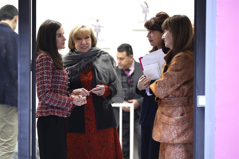 La Reina Letizia durante la visita a la sede central de la Asociación para la Prevención, Reinserción y Atención de la Mujer Prostituida (APRAMP), a 09 de enero de 2024, en Madrid (España). 