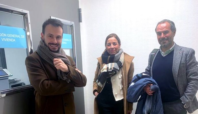 El director general de Vivienda del Principado de Asturias, Daniel Sánchez, se reúne con la concejala de Servicios Sociales, Vivienda y Educación del Ayuntamiento de Gijón, Ángeles Fernández-Ahuja, y el gerente de Emvisa, Ángel Benavente.