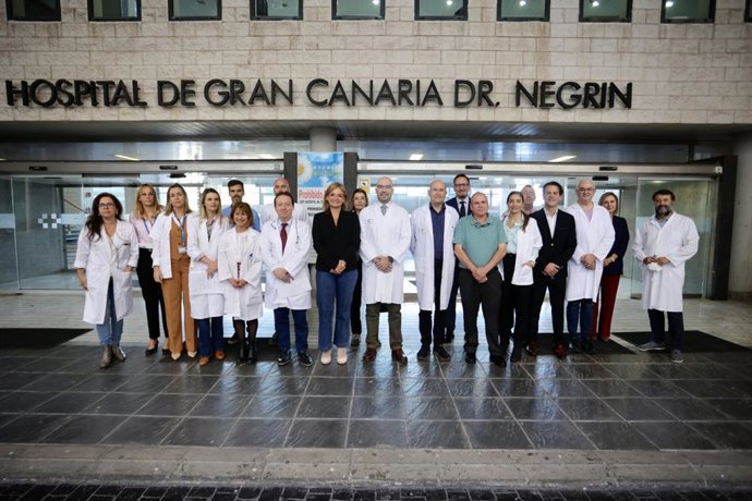 Foto de familia en la presentación del nuevo tratamiento para eliminar el temblor en pacientes en Canarias del que ya dispone el Hospital de Gran Canaria Dr. Negrín