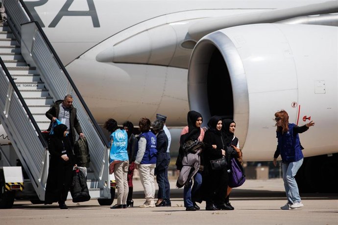 Archivo - Varias personas procedentes de Siria a su llegada a la base aérea de Torrejón de Ardoz, a 19 de mayo de 2023, en Torrejón de Ardoz, Madrid (España). 
