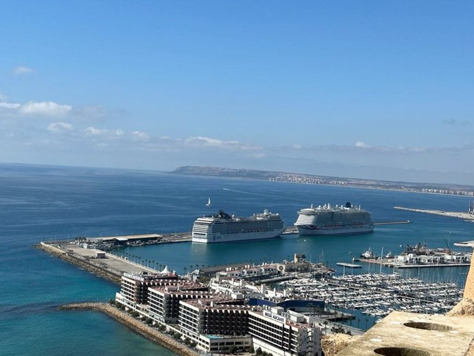 Archivo - Cruceros en el Puerto de Alicante.