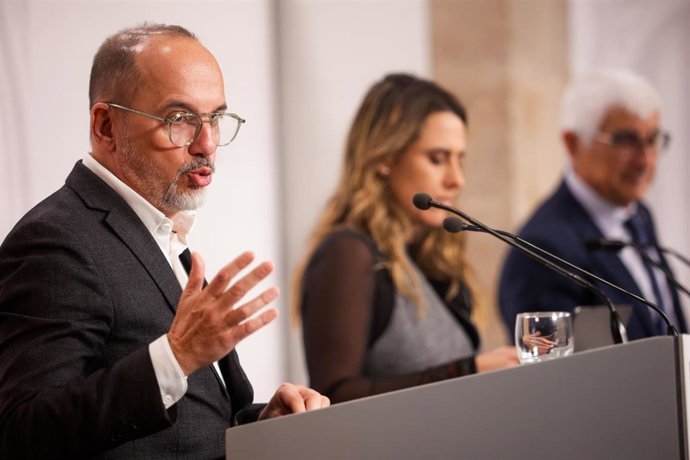 El conseller de Derechos Sociales de la Generalitat, Carles Campuzano, junto a la portavoz del Govern, Patricia Plaja, y el conseller de Salud, Manel Balcells.