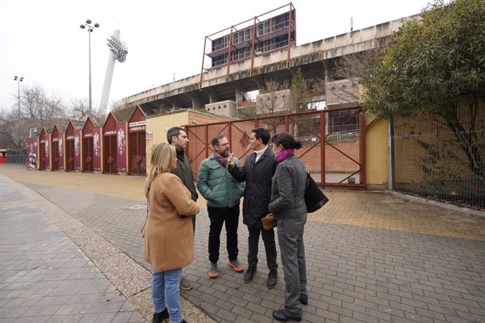 Visita del PSOE al barrio del Zaidín, junto al estadio.