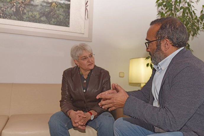 El presidente de la Diputación de Cáceres, Miguel Ángel Morales, y la médica extremeña Antonia López