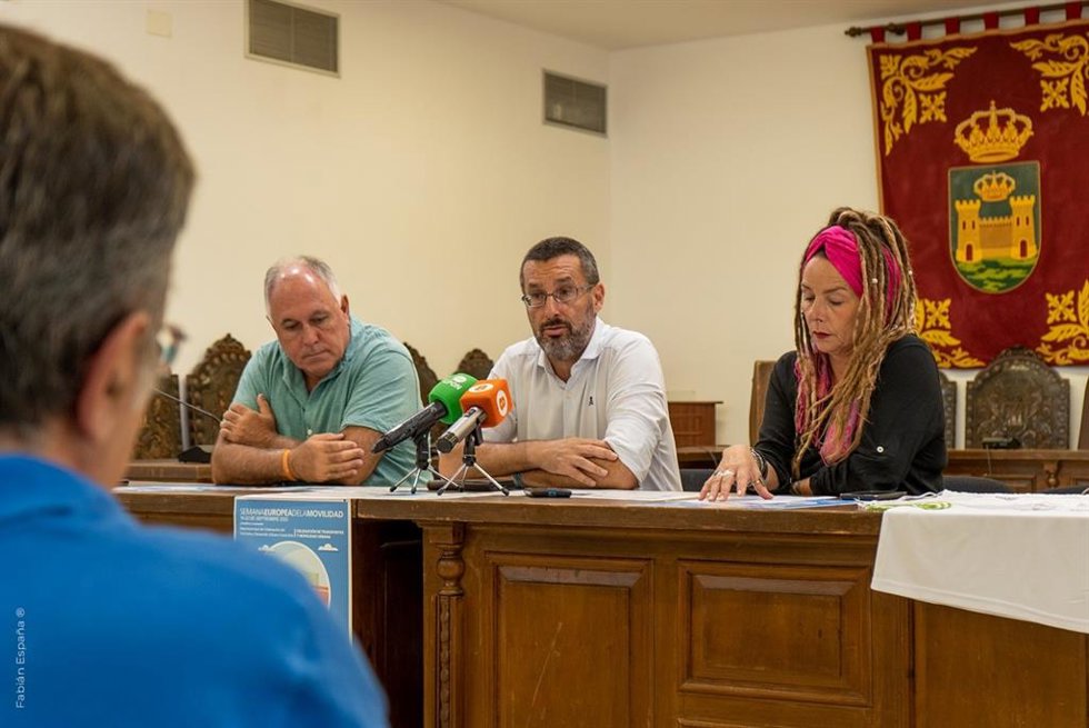 Juan Franco, alcalde de La Línea, en rueda de prensa. ARCHIVO