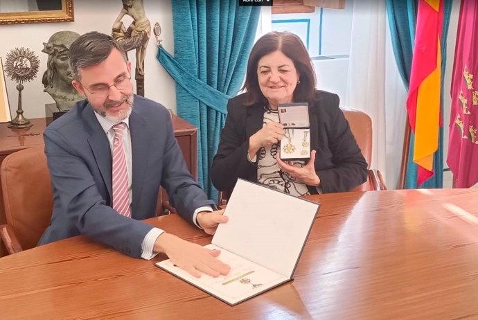 La presidenta de la UCAM, María Dolores García, recibiendo el galardón