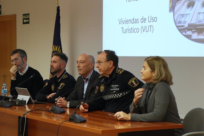 El concejal del Área de Seguridad y Movilidad del Ayuntamiento de Valncia, Jesús Carbonell, acompañado por el jefe de la Policía Local, José Vicente Herrera, ha inaugurado la primera jornada de formación para los agentes del cuerpo