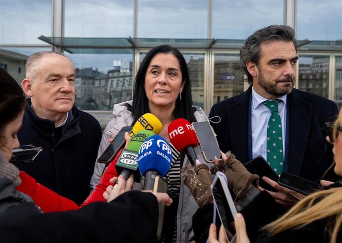 La secretaria general del PPdeG, Paula Prado, y el presidente del PP provincial, Diego Calvo, atienden a los medios de comunicación.