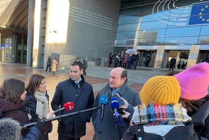 El candidato a lehendakari del PNV propuesto por el EBB, Imanol Pradales, y el líder jletzale, Andoni Ortuzar, en Bruselas