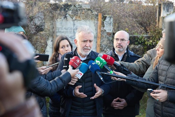 (I-D) La alcaldesa de Soto del Real, Noelia Barrado, el ministro de Política Territorial y Memoria Democrática, Ángel Víctor Torres, y el delegado del Gobierno en la Comunidad de Madrid, Francisco Martín, atienden a los medios de comunicación durante su