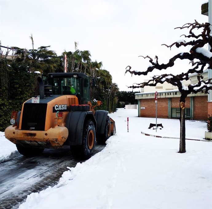Archivo - Trabajos para despejar la nieve en el acceso a un colegio.