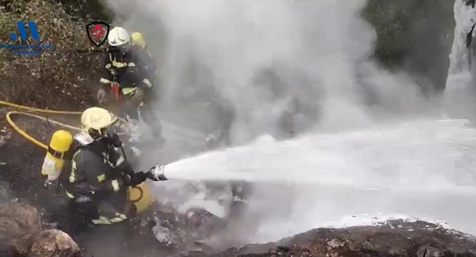 Efectivos de CPB intervienen en un accidente de tráfico en MA-8300 de Casares y un posterior incendio