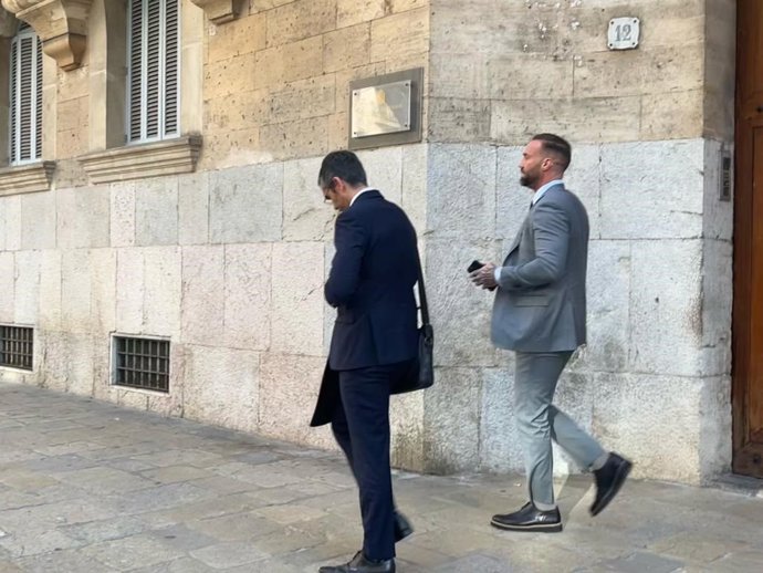 El abogado Jaime Campaner junto al modelo británico Calum Milan Best, saliendo de la Audiencia Provincial de Baleares.