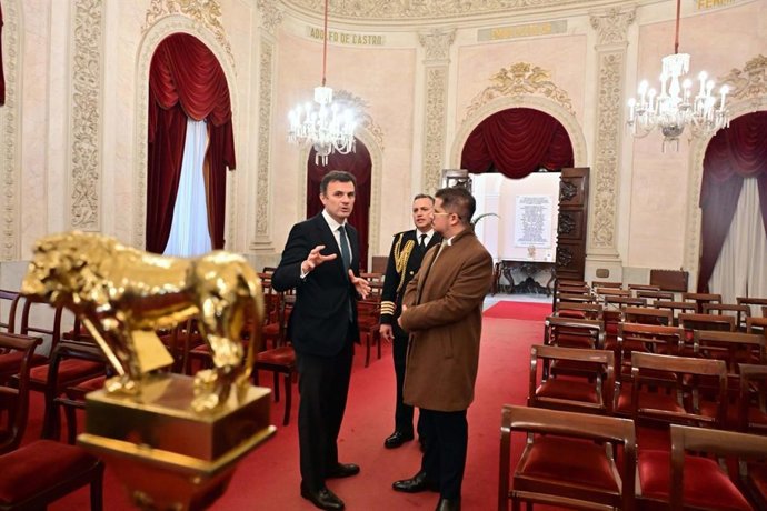 El alcalde de Cádiz, Bruno García, recibe en el Ayuntamiento al embajador de Chile en España, Javier Velasco Villegas, en una visita institucional a la ciudad.