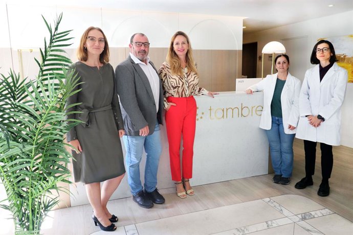 Inge Kormelink y el comité científico de Clínica Tambre.