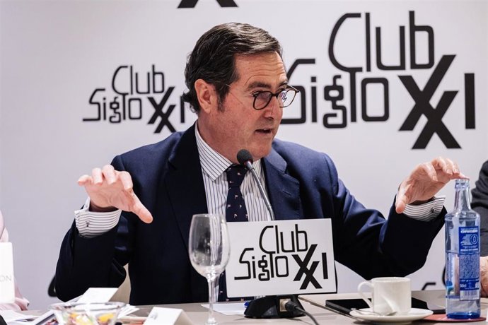 El presidente de la CEOE, Antonio Garamendi participa en un almuerzo-coloquio del Club Siglo XXI, en Edificio Eurobuilding, a 9 de enero de 2024, en Madrid (España). El Club Siglo XXI organiza este coloquio con el presidente de la CEOE por la Comisión d