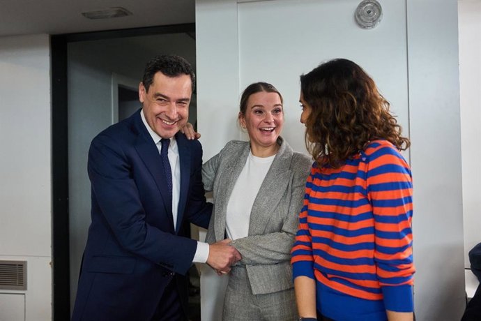 La presidenta del Govern balear, Marga Prohens, junto al presidente andaluz, Juanma Moreno, y la presidenta madrileña, Isabel Díaz Ayuso.