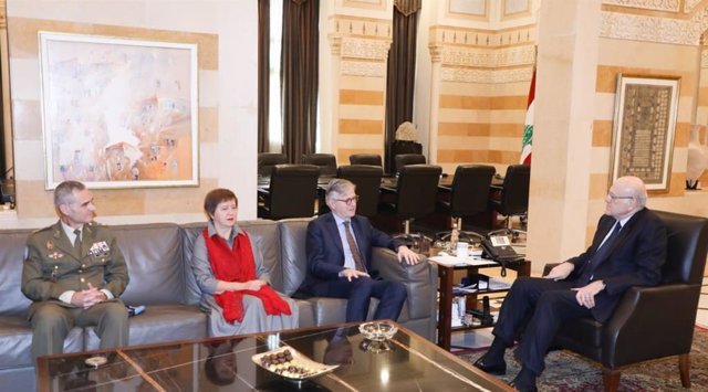 El primer ministro en funciones de Líbano, Nayib Mikati, recibe a responsables de la ONU