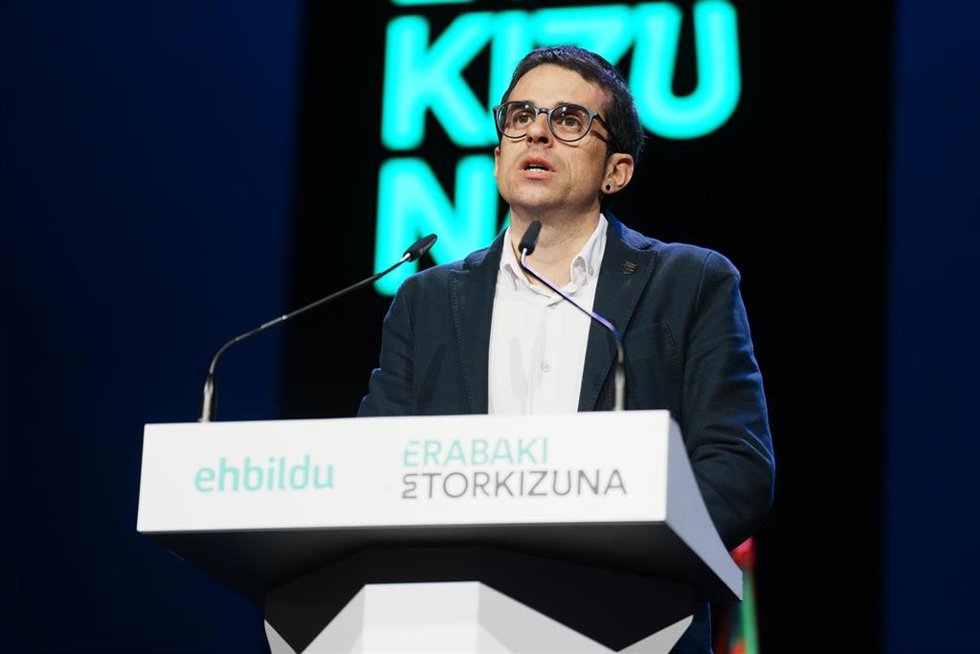 El candidato de EH Bildu a Lehendakari, Pello Otxandiano, interviene durante un acto de EH Bildu para mantener un encuentro con sus bases, en el Palacio Euskalduna, a 17 de diciembre de 2023, en Bilbao, Bizkaia