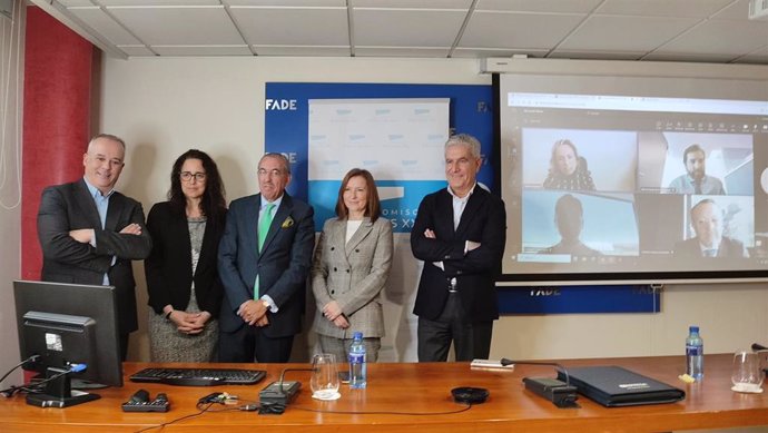 Miembros de la nueva junta directiva de Compromiso Asturias XXI, con el presidente Eduardo Sánchez, en el centro.