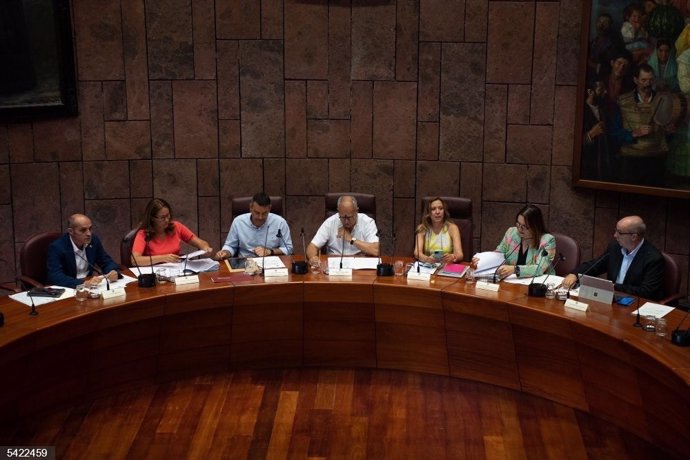 Archivo - Reunión de la FECAI en asamblea presidida por el presidente del Cabildo de La Gomera, Casimiro Curbelo