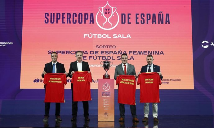 Representantes de la Diputación de Málaga, del Ayuntamiento de Torremolinos, de la Real Federación Andaluza de Fútbol y de la Junta de Andalucía durante el sorteo de las semifinales de la Supercopa de España femenina de fútbol sala.