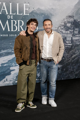 El actor Miguel Herrán (i) y el director de la película Salvador Calvo (d) posan durante el photocall de la película Valle de las Sombras, en el Hotel Hyatt Regency, a 9 de enero de 2024, en Madrid (España). Valle de sombras es una película de avent