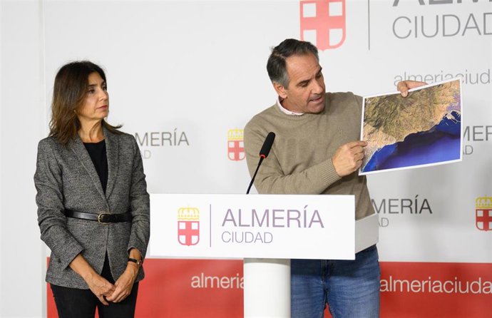 La Portavoz Del Equipo De Gobierno De Almería Y Concejala De Obras Públicas, Mantenimiento, Accesibilidad Y Economía Azul, Sacramento Sánchez, Junto Al Edil De Aguas, Zonas Verdes Y Agricultura, Juan José Segura.