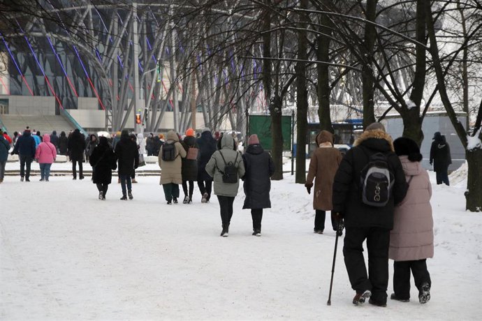 Peatones pasean en una calle nevada de San Petersburgo