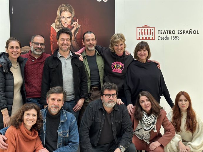 El equipo de 'Carmen, nada de nadie', en la presentación de la obra en el Teatro Español.
