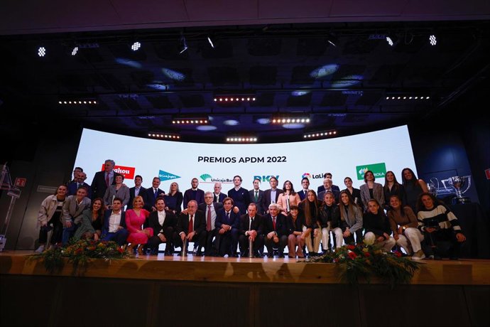 Archivo - Foto de familia de los premiados en la última Gala de la APDM celebrada en Beatriz Madrid Auditorio el 30 de enero de 2023.