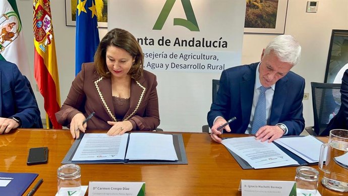 Junta y Agroseguro firman un convenio de colaboración cuatrienal para incentivar la contratación de seguros agrarios.