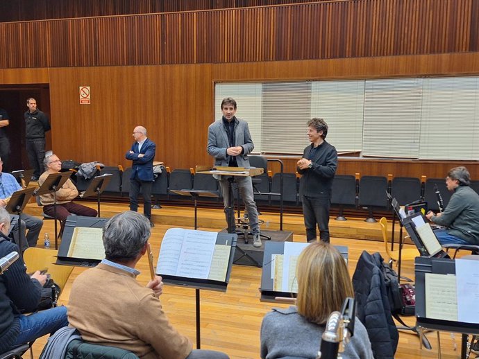 El concejal de Acción Cultural, Patrimonio y Recursos Culturales, José Luis Moreno, ha acudido hoy al primer ensayo de la Banda Sinfónica Municipal de Valncia con su nuevo director, Cristóbal Soler. El ensayo ha tenido lugar en el Palau de la Música.