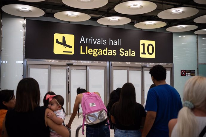 Archivo - Varias personas esperan la llegada de pasajeros en la sala 10 de la T4 del Aeropuerto Adolfo Suárez Madrid-Barajas, a 9 de septiembre de 2023, en Madrid (España). 